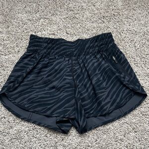 Lululemon Tracker short size 6